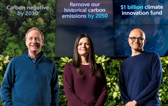 左起依次為微軟總裁Brad Smith、財務長Amy Hood，以及執行長 Satya Nadella宣佈該公司將在2030年實現負碳目標。（圖源：微軟）