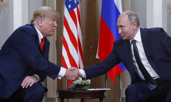 美國總統特朗普（左）與俄羅斯總統普京握手致意。（示意圖源：互聯網）