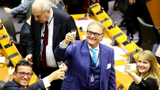 當地時間1月29日，歐洲議會批准“脫歐協議”。圖為投票結束後來，在場議員舉杯告別。（圖源：互聯網）
