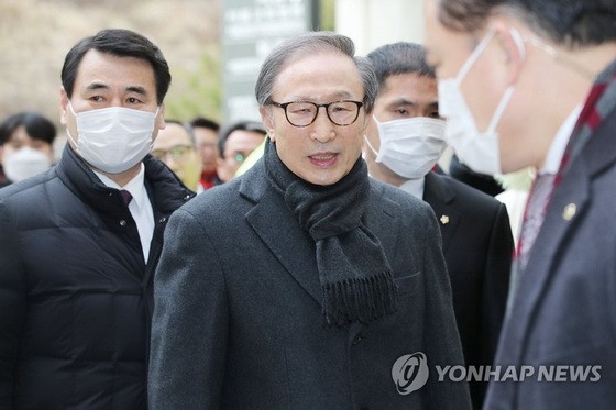 2月19日，李明博到首爾高等法院出席貪污受賄案二審法庭審理。（圖源：韓聯社）