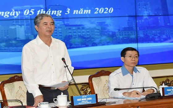 市人委會副主席吳明珠（左）出席會議並發表講話。（圖源：佐琳）