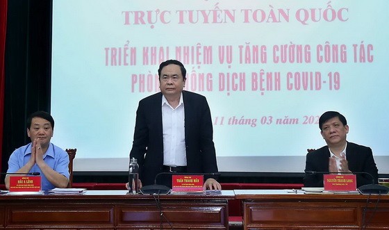 越南祖國陣線中央委員會主席陳清敏（中）主持會議並發表講話。（圖源：清情）