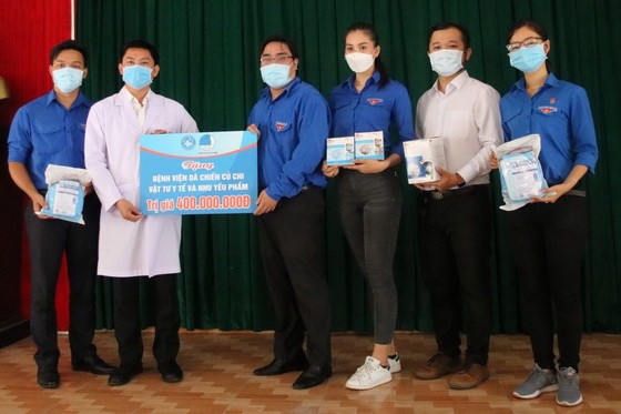 市青年聯合會主席吳明海向古芝野戰醫院醫護人員贈送防控新型肺炎疫情醫療物資。