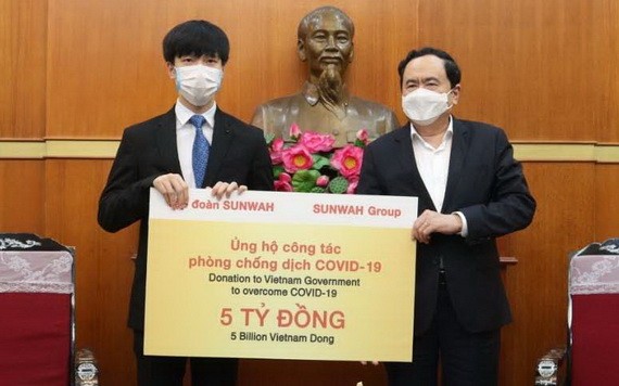 越南祖國陣線中央委員會主席陳清敏（右）接受新華集團捐贈50億元。