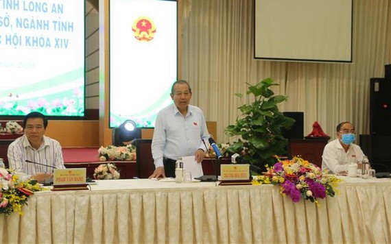 黨中央政治局委員、政府常務副總理張和平（中）出席隆安省選民接觸會並發表講話。（圖源：清平）
