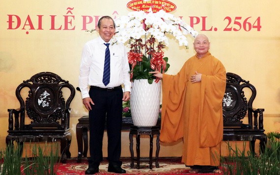 政府常務副總理張和平（左）親往本市第三郡明道寺探望並祝賀越南佛教教會理事會主席釋善仁和尚。（圖源：越通社）