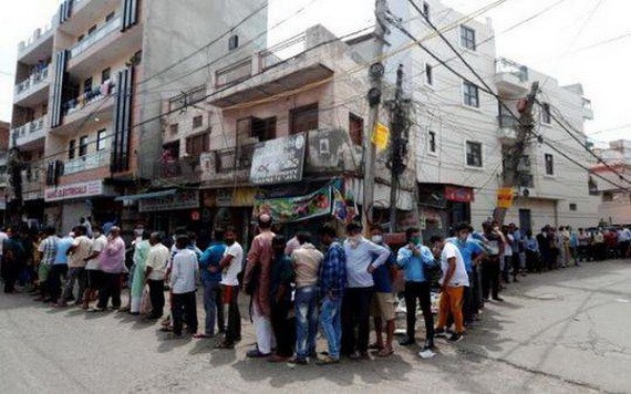 當地時間4日，成百上千人在印度首都新德里重開的各個酒舖外排起了長龍。（圖源：路透社）