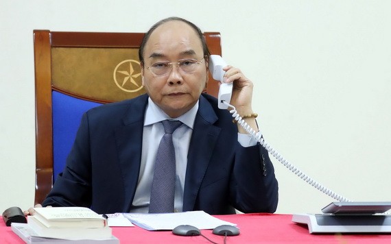 政府總理阮春福與日本首相安倍晉三通電話。（圖源：VGP）