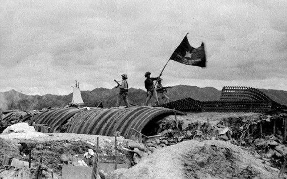 經過56晝夜連續戰鬥，1954年5月7日下午，越南軍隊的“決戰決勝”旗幟 在卡斯特里隧道上飄揚。奠邊府戰役已全勝。（資料圖片）