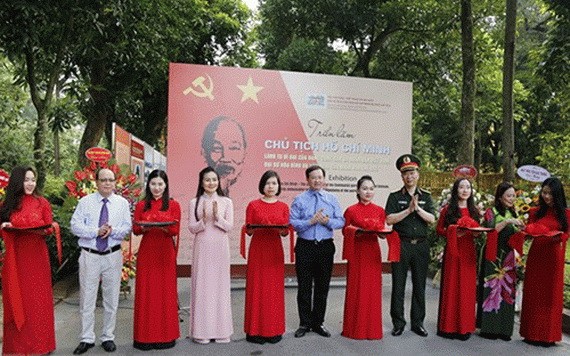 胡志明主席圖片展開幕剪綵儀式。（圖源：成達）
