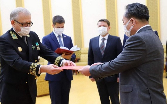 馬采戈拉（左）向李善權頒授紀念章。（圖源： 俄羅斯駐朝鮮大使館臉書）