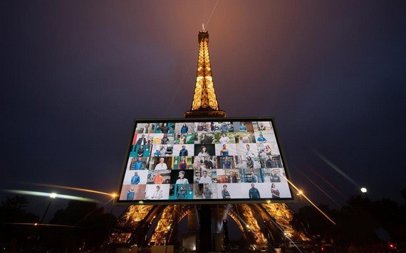 巴黎鐵塔前豎起大屏幕播放疫情期間堅守崗位醫護人員的照片，向他們致謝並致敬。（圖源：新華社）