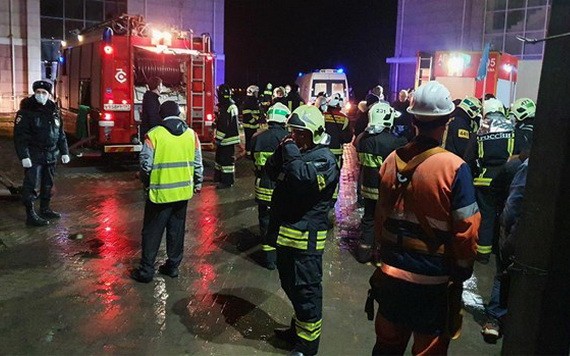消防隊聞訊後趕抵現場，展開滅火和營救行動。（圖源：莫斯科時報）