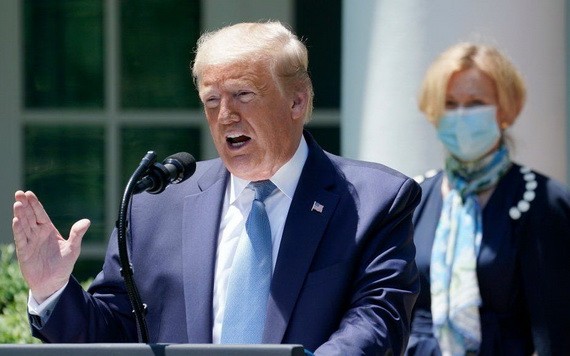 美國總統特朗普15日在白宮玫瑰花園發表演說，再次展現對新冠肺炎疫苗研發的樂觀。（圖源：Getty Images）