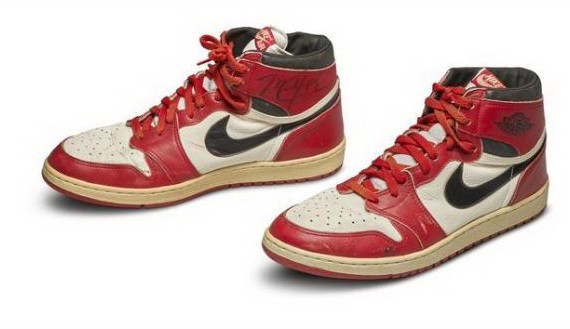 “Air Jordan 1”球鞋在蘇富比拍賣時，以56萬美元的破紀錄價格賣出。（圖源：彭博）