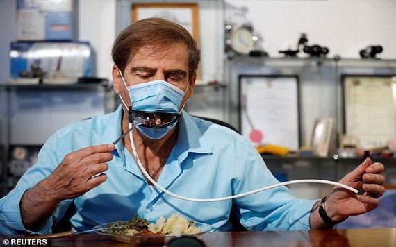 以色列一家公司研發了一種“用餐口罩”，可以讓用餐者不用取下口罩就能進食。（圖源：路透社）