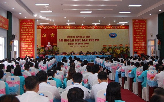 2020-2025年任期第十二屆堅江省安編縣黨部代表大會現場。（圖源：T.S）