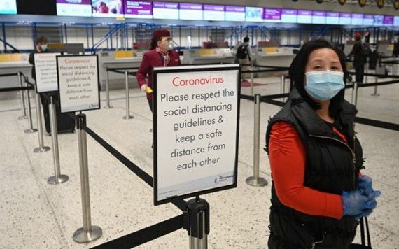 機場旅客必須保持 2米距離。（圖源：Getty Images）