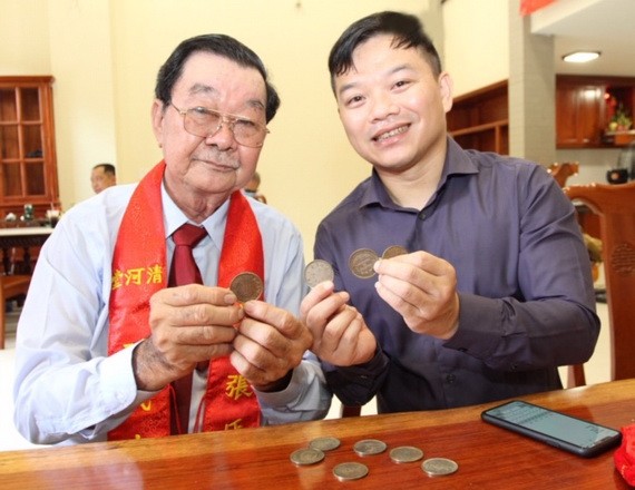 張興盛先生（左）向“西堤華人文化陳列室”成立計劃捐贈古銀元。