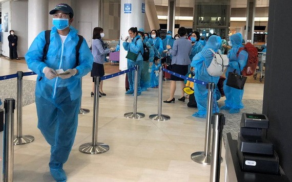 旅日越南公民匯集在成田國際機場準備登機回國。（圖源：外交部提供）