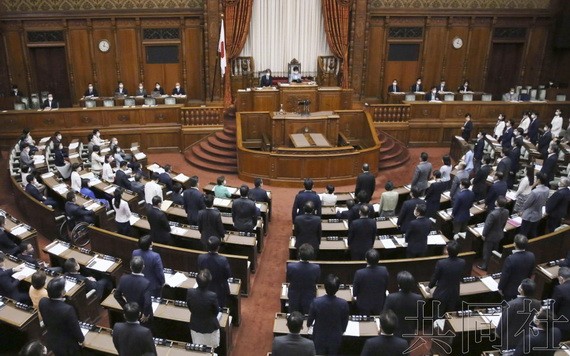 日本參院全體會議現場。（圖源：共同社）