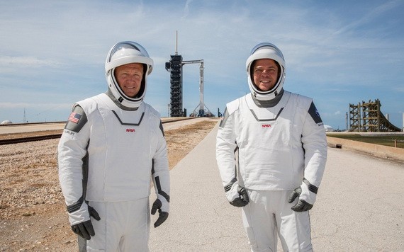 這是5月23日，在美國佛羅裏達州肯尼迪航天中心，宇航員道格拉斯·赫爾利（左）與宇航員鮑勃·本肯身著宇航服參與發射演練。（圖源：NASA）