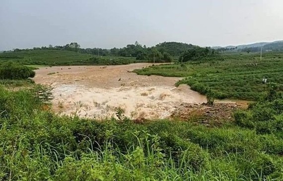 富壽省潭辰水壩決堤 ảnh 1