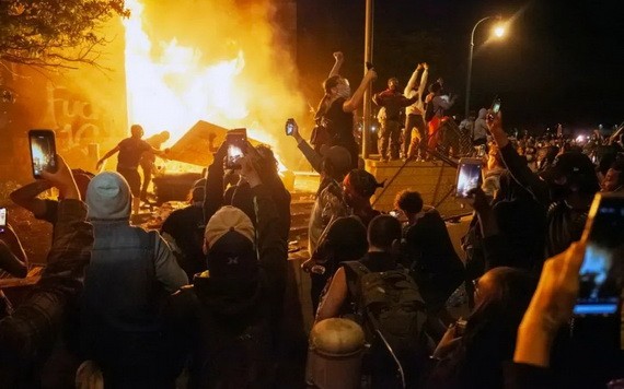 5月28日，在美國明尼蘇達州明尼阿波利斯市，示威者點燃一警察局。（圖源：新華社）