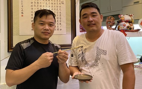 華人年輕企業家謝立輝（右）向陳列室捐贈藥材古秤。