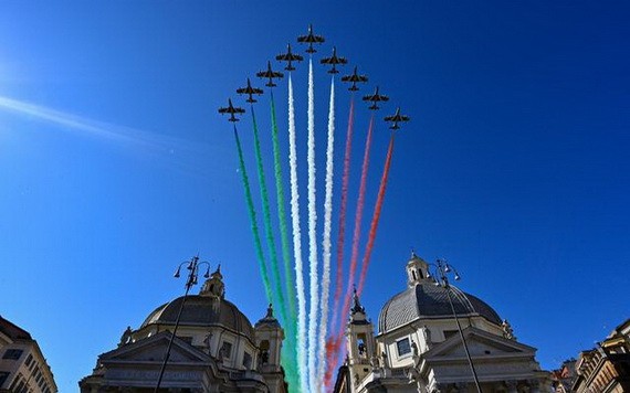 當地時間6月2日，空軍特技飛行表演隊飛越意大利首都祖國祭壇上空，噴出意大利國旗的三種顏色。（圖源：AFP）