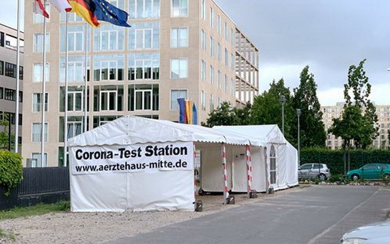 柏林一家私人診所在該市市中心一處停車場內設立的新冠抗體檢測點。（圖源：互聯網）