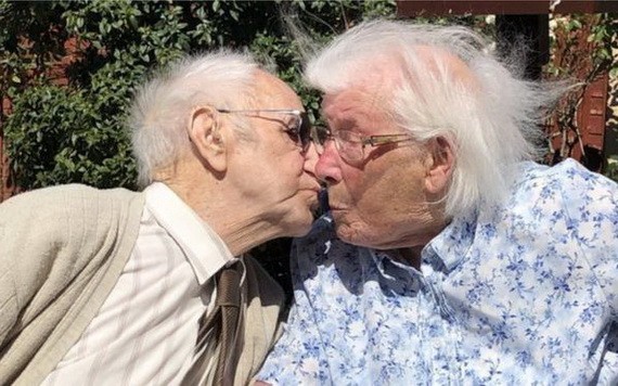 埃里克和南希‧金斯頓保持浪漫情懷。（圖源：互聯網）