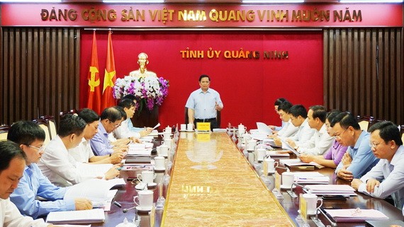 中央組織部長范明政（中）主持廣寧省常委會議並發表講話。（圖源：VGP）