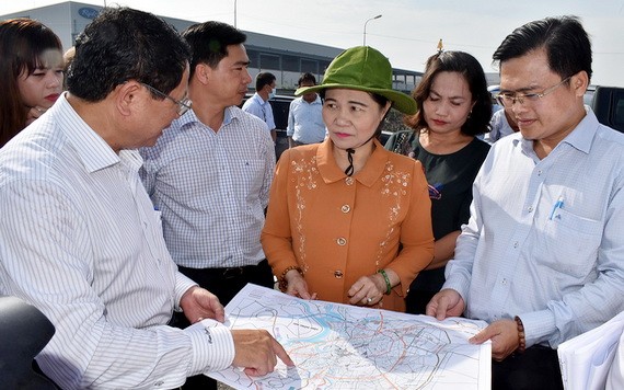 市委副書記、人民議會主席阮氏麗（中）親往檢查本市各項重點交通項目的開展進度。（圖源：VOV）