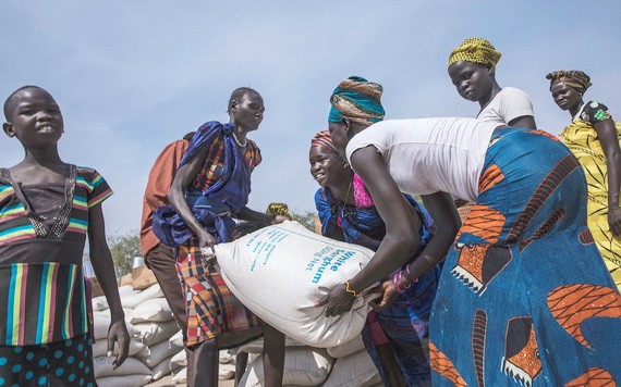 世界糧食計劃署在南蘇丹的皮耶里分發糧食。（圖源：聯合國）