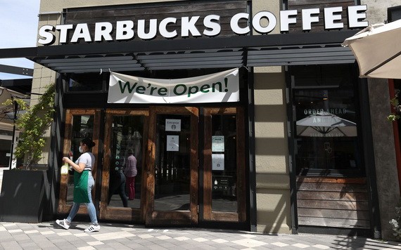 美國咖啡連鎖企業星巴克公司“STARBUCKS”打算今後18個月在北美地區關閉多達400家門店。（圖源：Getty Images）