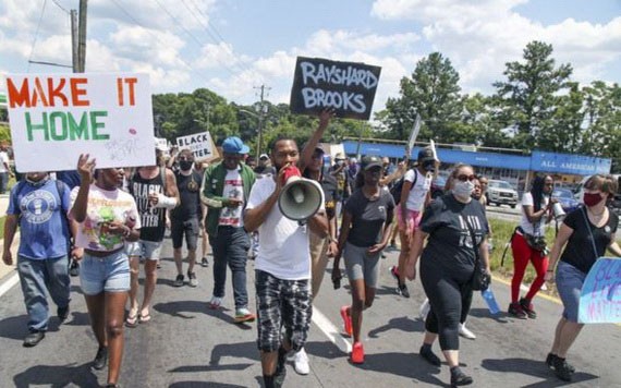 亞特蘭大市民眾上街遊行，抗議警察擊斃黑人青年雷沙德。（圖源：AP）