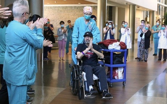醫護人員列隊鼓掌歡送弗洛爾病愈出院。（圖源：Seattle Times）