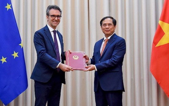 外交部常務副部長裴青山（右）向歐盟駐河內代表團大使喬治‧阿利伯蒂遞交公函通報越南批准《越南與歐盟自由貿易協定》(EVFTA)和《投資保護協定》(EVIPA)。（圖源：俊英）