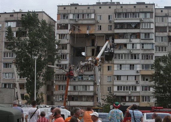 6月21日，在烏克蘭首都基輔，人們在居民樓爆炸現場聚集。（圖源：新華社）