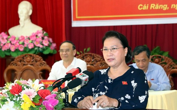 黨中央政治局委員、國會主席阮氏金銀在接觸會上回答選民的質詢。（圖源：海寧）