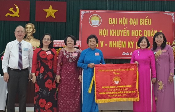 第五郡勵學會獲越南勵學會頒贈錦旗。