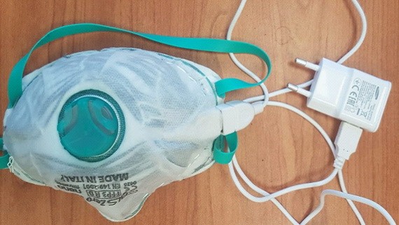 新型插電消毒可重複使用口罩原型。