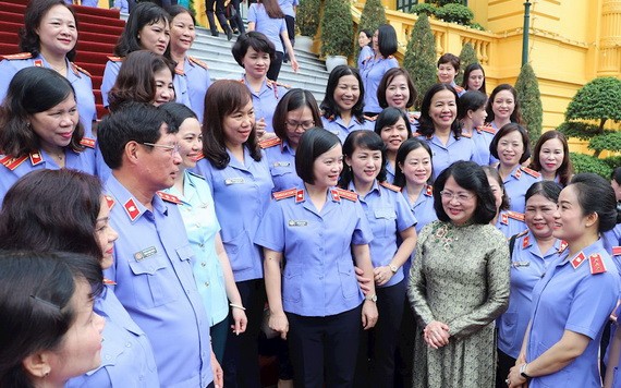 國家副主席鄧氏玉盛（前右二）在主席府前與模範女檢察幹部代表團交流。（圖源：PV）