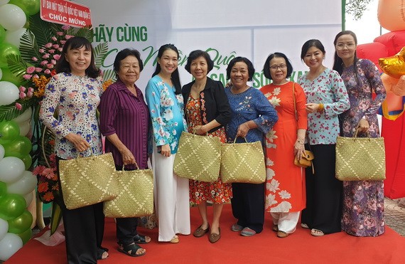 第五郡領導、婦女會、越華女企業家紛紛前往祝賀。