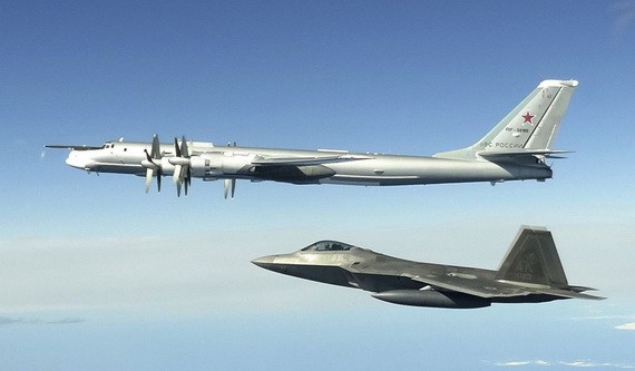 圖為2020年6月16日，俄羅斯軍機（上）在美國阿拉斯加州附近被美軍軍機（下）攔截。 （圖源：AP）