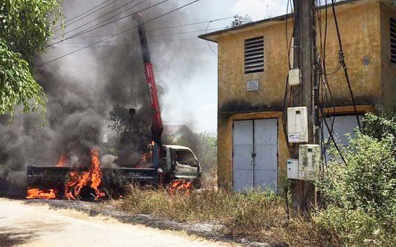 吊臂卡車誤觸高壓電致使卡車猛烈燃燒起來，司機當場死亡。