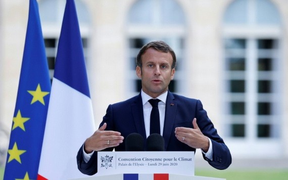 法國總統馬克龍當地時間6月29日在總統府愛麗舍宮舉行的“公民氣候公約”會議上宣佈，將在兩年內投資150億歐元用於國家經濟的生態轉型。（圖源：路透社）