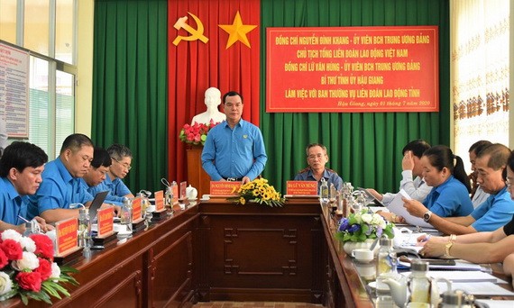 越南勞動總聯團主席阮廷康（中左）在會上發言。（圖源：成仁）