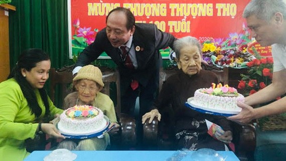 氏藝養老中心為100歲的阮氏白雪（左）與梅氏海老大娘祝壽。